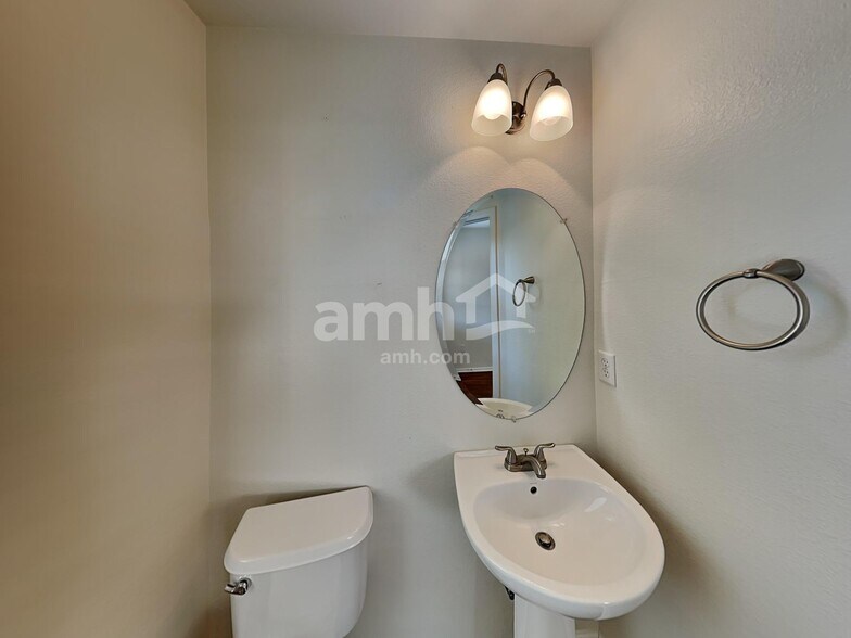 Building Photo - 2275 Coach House Loop