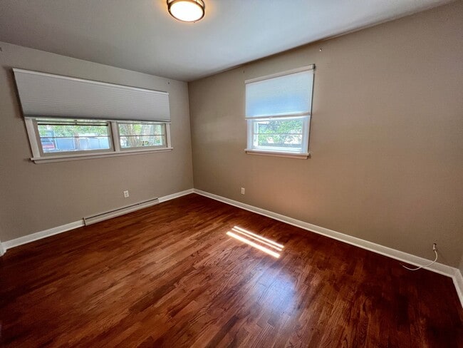 Building Photo - Updated 4 bed 2 bath house!