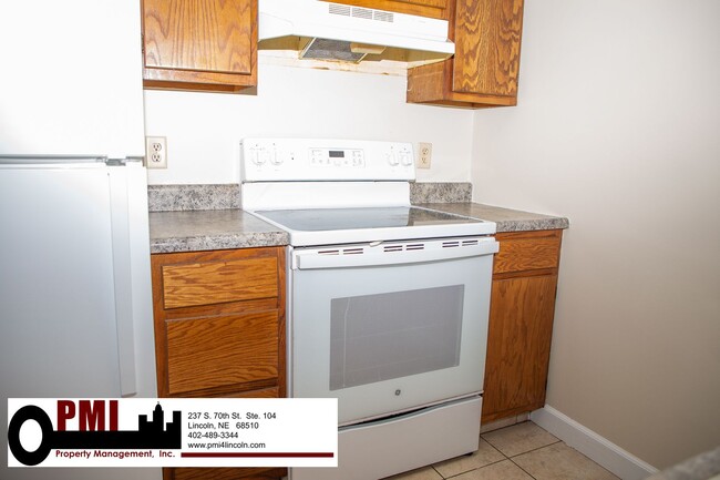 Building Photo - 3 Bedroom and 1.5 bathroom Duplex for Rent