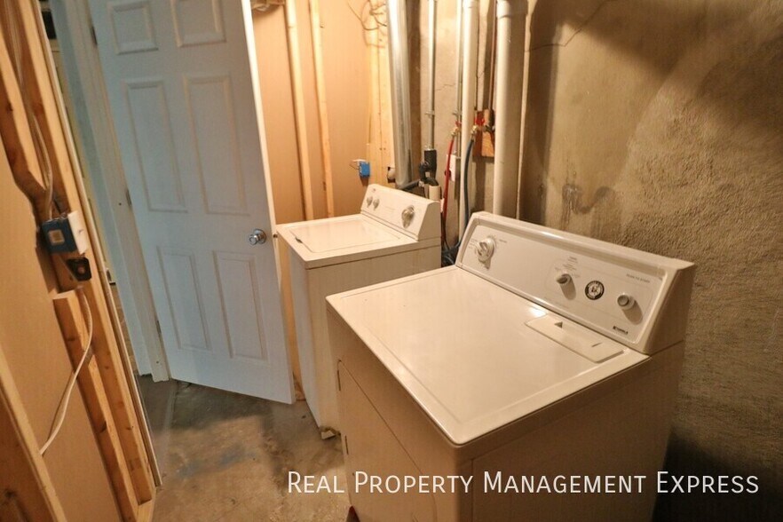 Building Photo - Beautiful 3 bedroom 2 bathroom home near d...