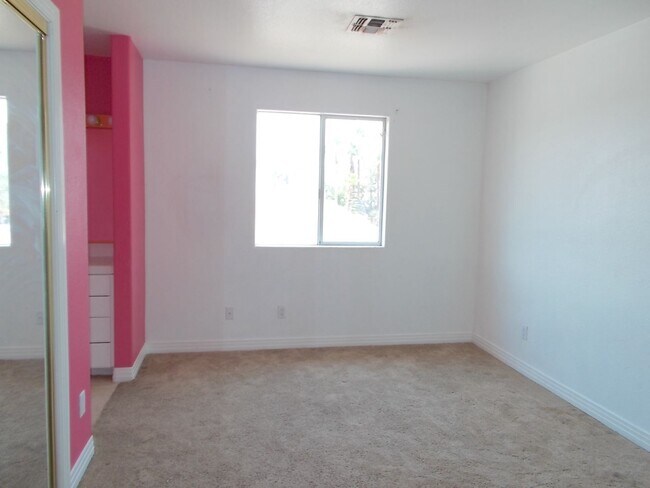Building Photo - Spacious Estate on Nearly an Acre!