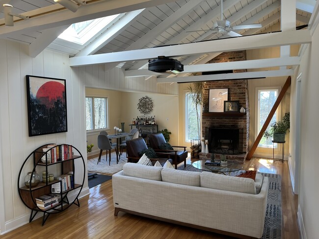 Building Photo - 172 Ponus Ave