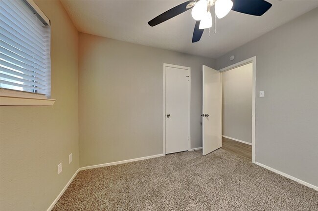 Building Photo - 10002 Peachridge Dr