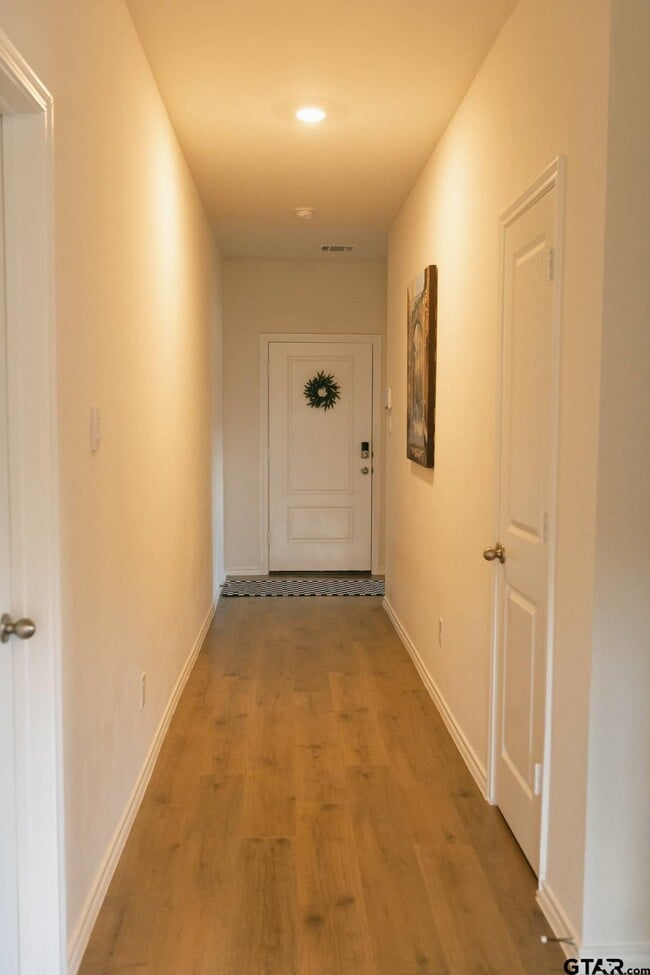 Building Photo - 203 Parker Oaks Dr