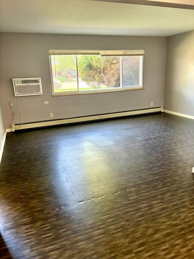 Building Photo - Great Two Bedroom, One Bath Apartments for Rent in East Loveland!  2 Weeks Free, Flexible lease t...
