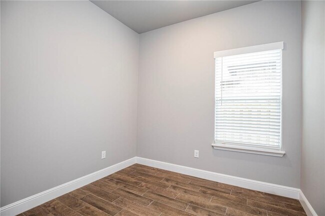 Building Photo - 2010 Periwinkle Pl