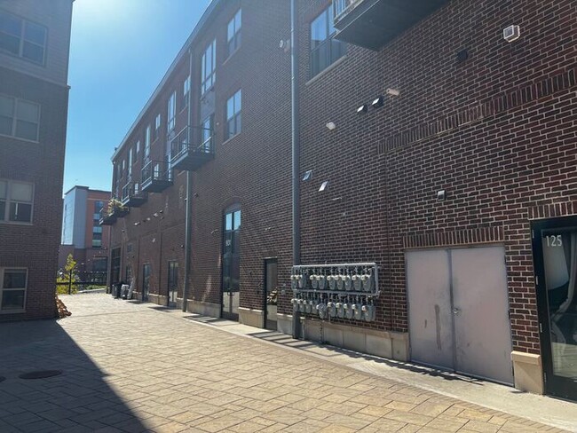 Building Photo - $2,500 | 2 Bedroom, 2.5 Bathroom Luxury Co...