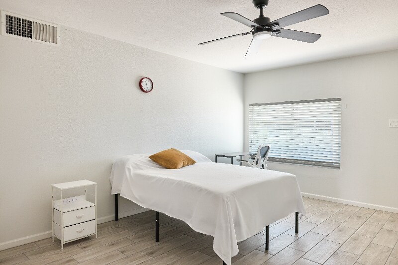 Primary Photo - 1630 E 12th St