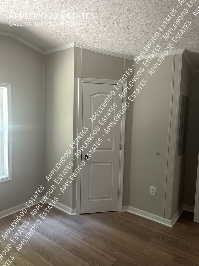 Building Photo - 115 Larch Cir