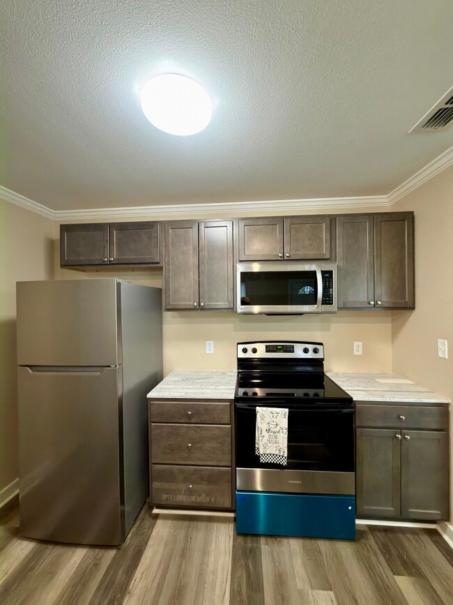 Building Photo - 2013 E Devine St