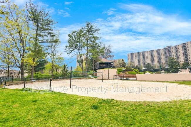 Building Photo - 205 Yoakum Pkwy