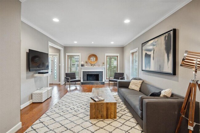 Building Photo - 624 Augusta Dr