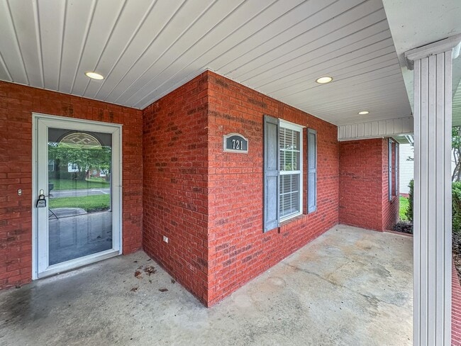 Building Photo - Charming Single Level 3-Bedroom South Knox...
