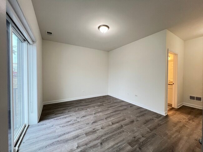 Building Photo - 3220 S Ashland Ave