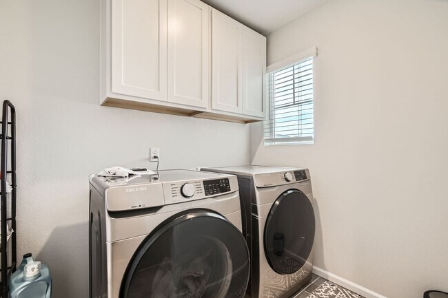 Building Photo - Wonderful 4/2.5 Home in SE Longmont. Large Rooms and Great Fenced Yard. Attached Garage.