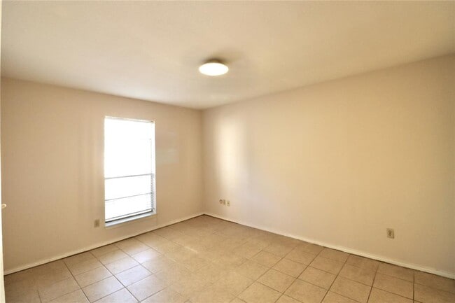 Building Photo - 9220 Bellwood Ln