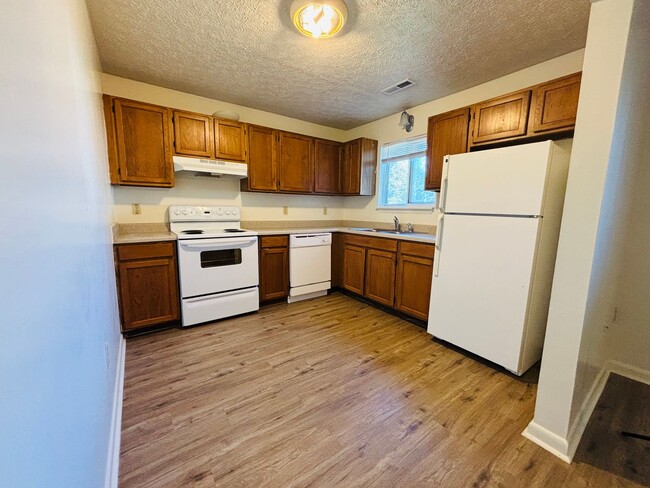 Building Photo - 3 Bedroom, 2 Bath Apartment