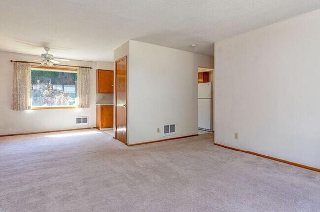 Building Photo - 5800 SE Willow St