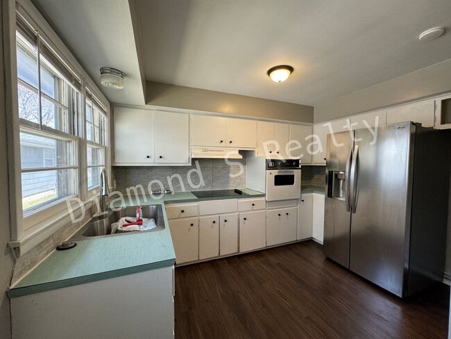 Building Photo - 2742 S Stewart Ave