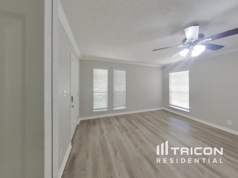 Building Photo - 206 Royal Dr