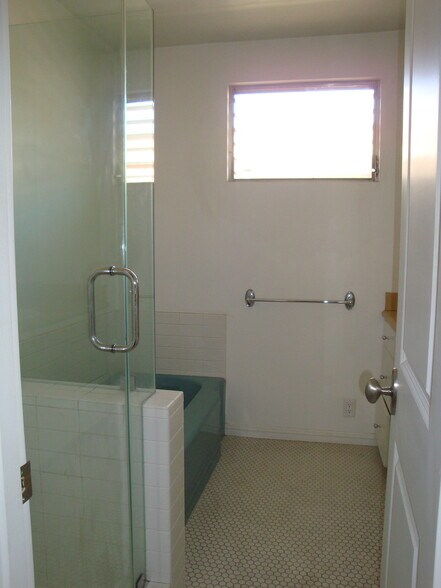 Building Photo - 1538 N Hayworth Ave