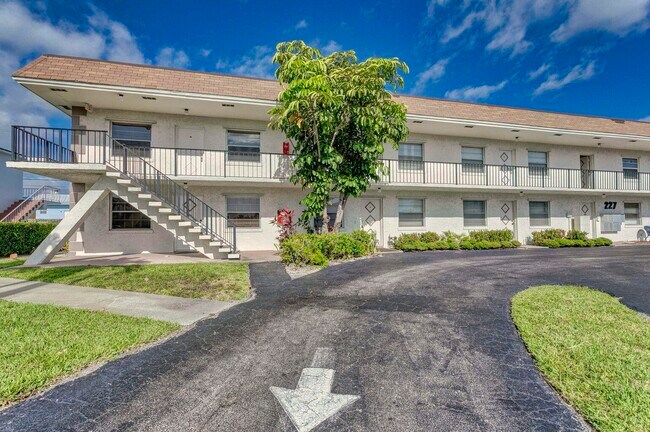 Primary Photo - 227 Castlewood Dr