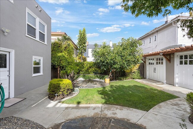 Building Photo - 1434 Paru St