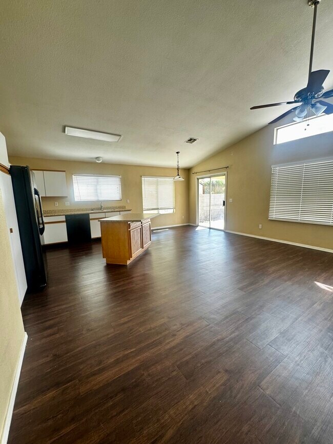 Building Photo - FOR RENT