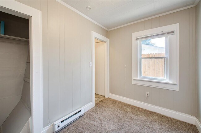 Building Photo - Adorable Guest Cottage in the North End!