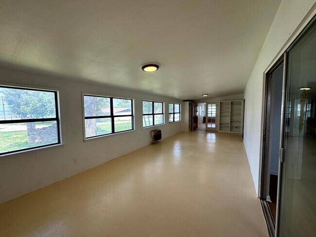 Building Photo - 101 Lake Breeze Dr