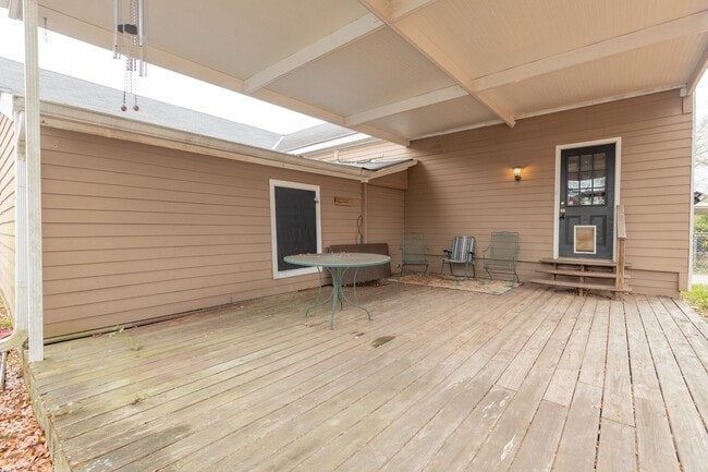 Building Photo - 1 bed, 2 Bath, w/ bonus room, centrally located and convenient to downtown!