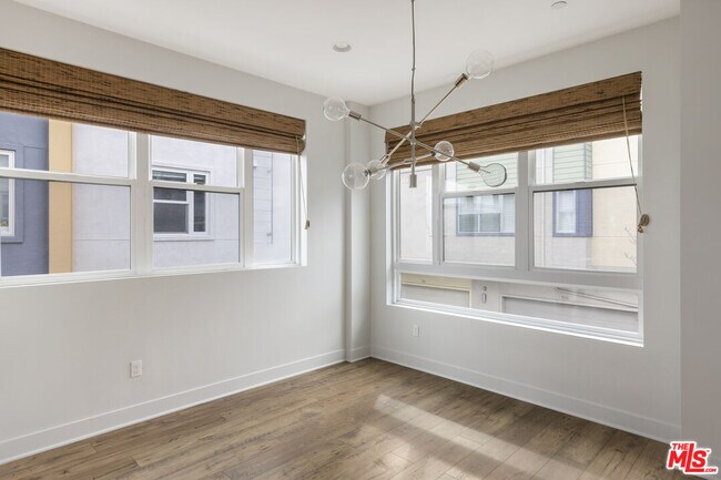 Building Photo - 2753 Waverly Dr