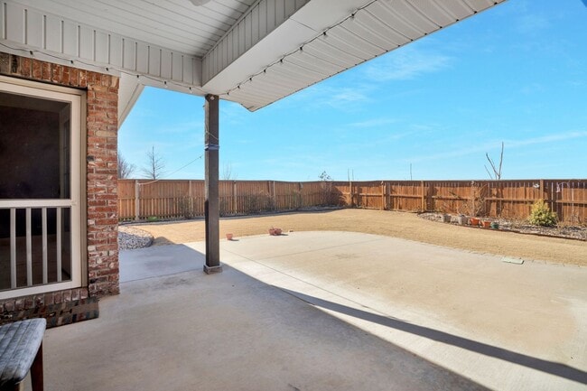 Building Photo - Executive Bentonville Home convenient to WM Home Office and more!