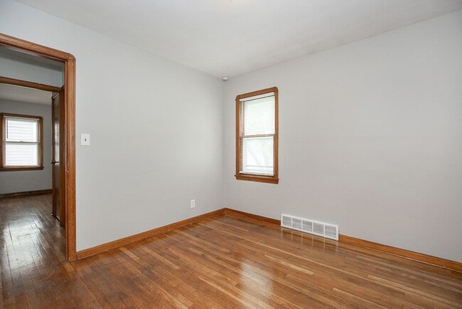 Building Photo - 3 Bedroom/1 bath Single House Maple Hts!!