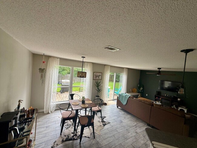Building Photo - 447 Forest Glen Pl