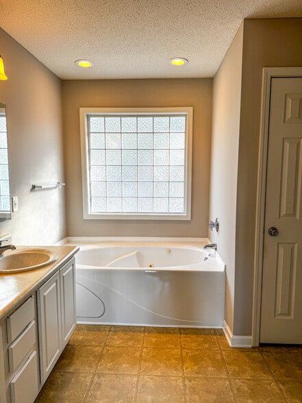 Building Photo - 1018 Bramblegate Rd