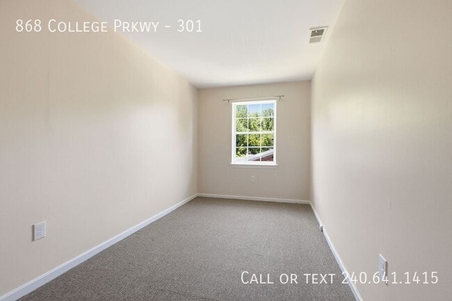 Building Photo - 868 College Pkwy