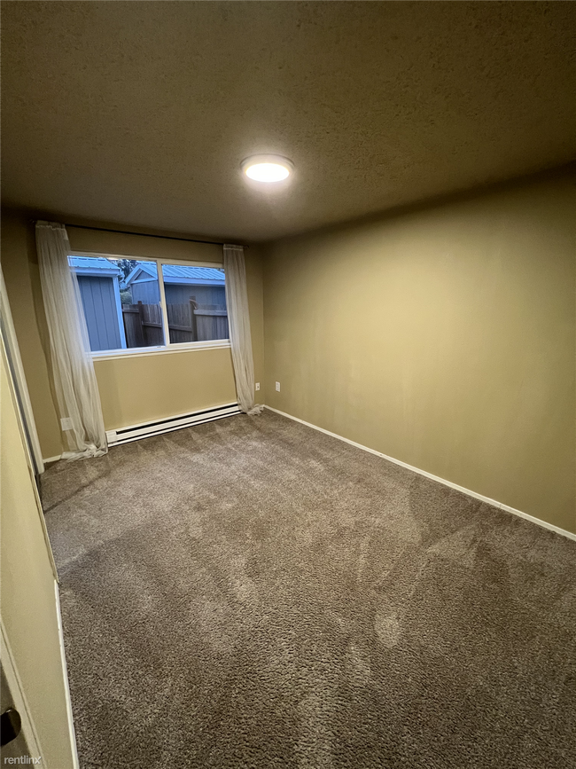 Building Photo - 3 br, 1 bath Duplex - 9914 112th Street So...