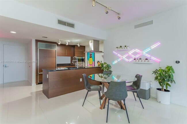 Building Photo - 495 Brickell Ave