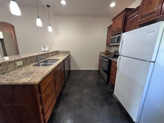 Building Photo - Spacious 4/4 House Near Baylor Campus with...