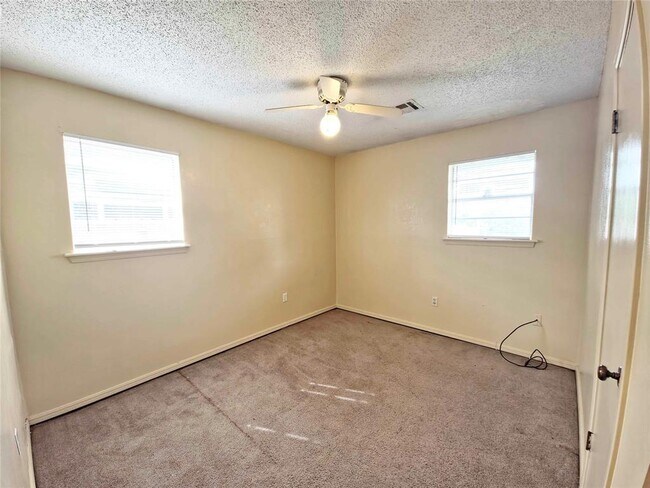 Building Photo - 13917 N Everest Ave