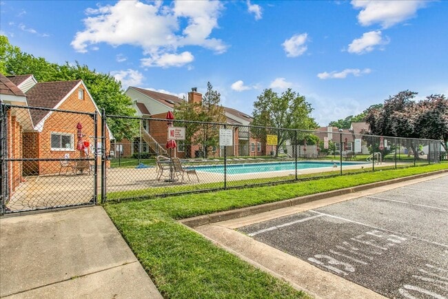 Building Photo - Updated 2 Bedroom 2 Bath Condo Near Fort Eustis and Williamsburg