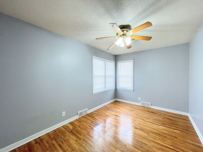 Building Photo - Spacious 2 bedroom home