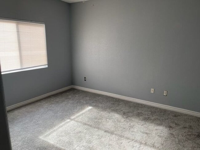 Building Photo - 2 Bedroom Condo in Silverado Ranch!