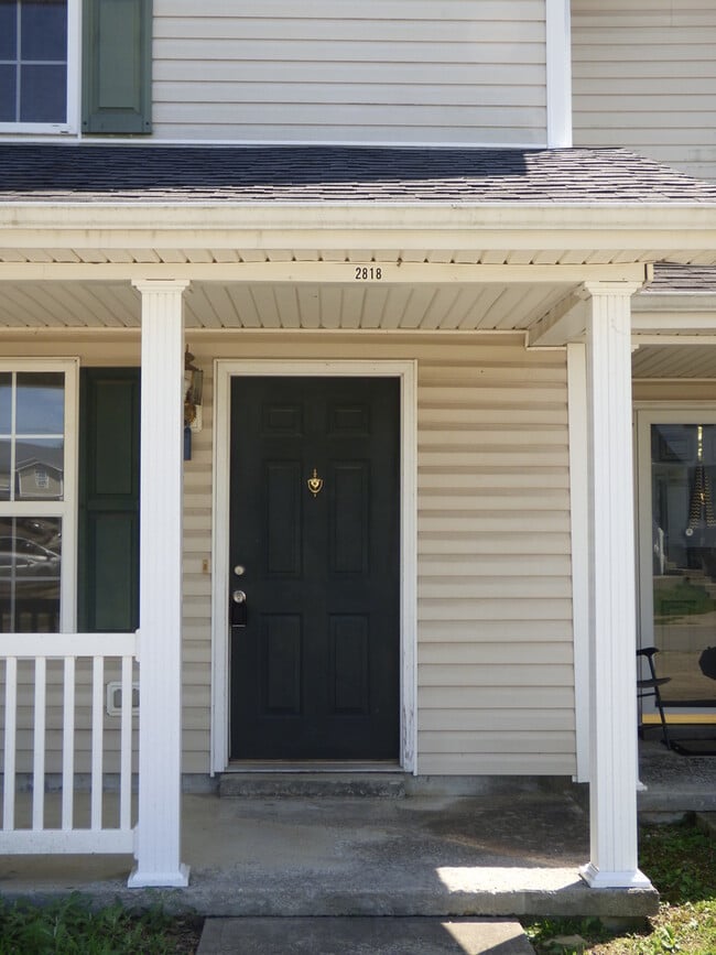 Building Photo - COMING SOON! Spacious Townhouse, W/D Hookups, Off-Street Parking, All Electric!