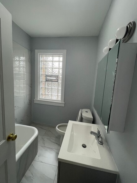 Bathroom - 7327 N Honore St