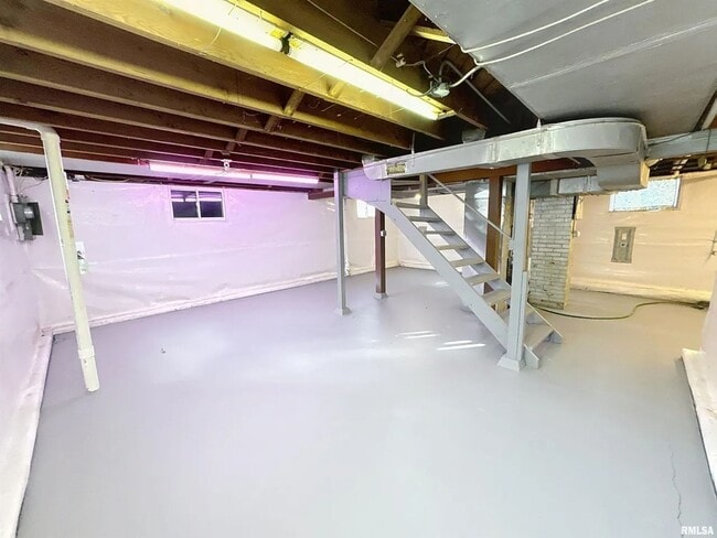 Building Photo - 3 bedroom Rental in Rock Island