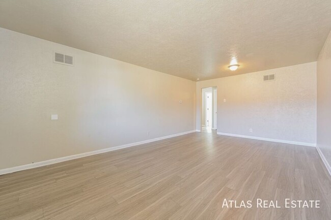 Building Photo - Nice 3 Bedroom ready for you to move in! W...