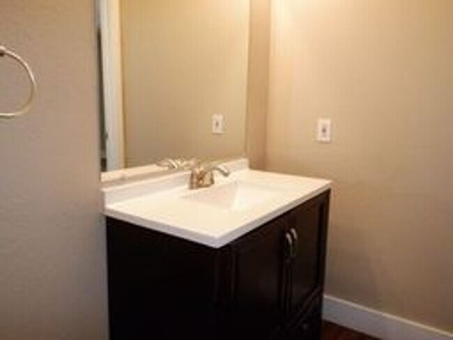Building Photo - Charming 2nd floor townhome with large, co...