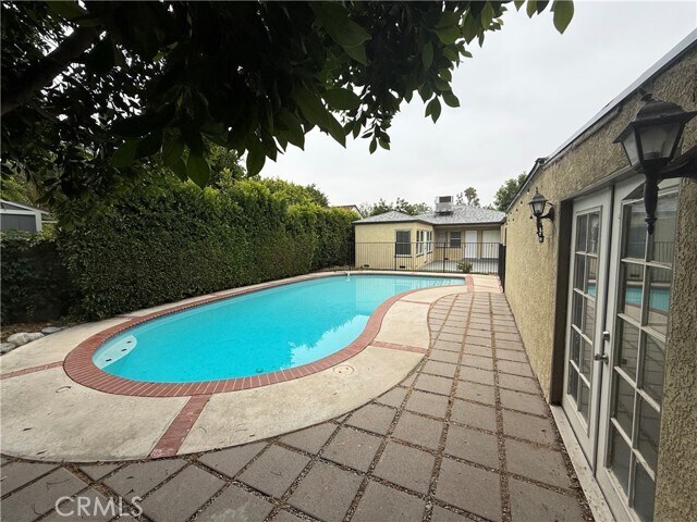 Building Photo - 527 S Orchard Dr